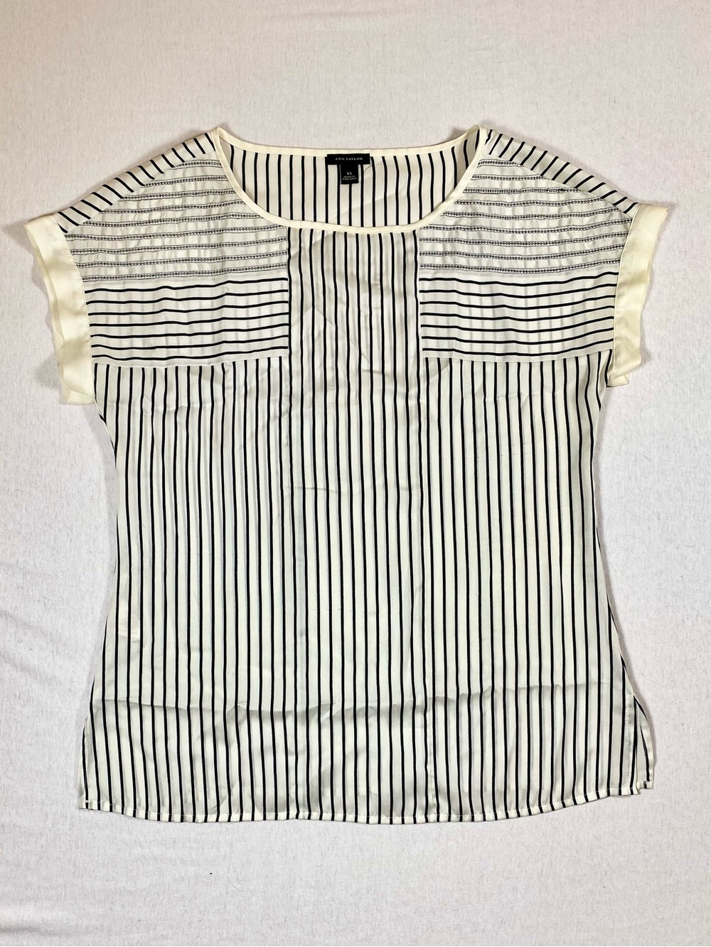 Ann Taylor XS Black and White Striped Blouse cap sleeves scoop neck